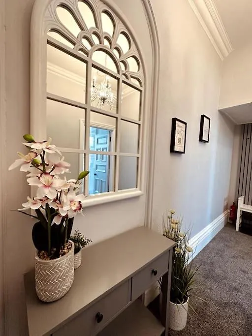 Lägenhet The Retreat - Large Luxury Apartment, Two Mins From Beach Bournemouth