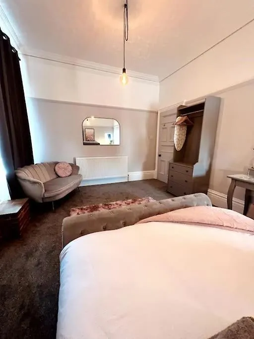 The Retreat - Large Luxury Apartment, Two Mins From Beach Bournemouth