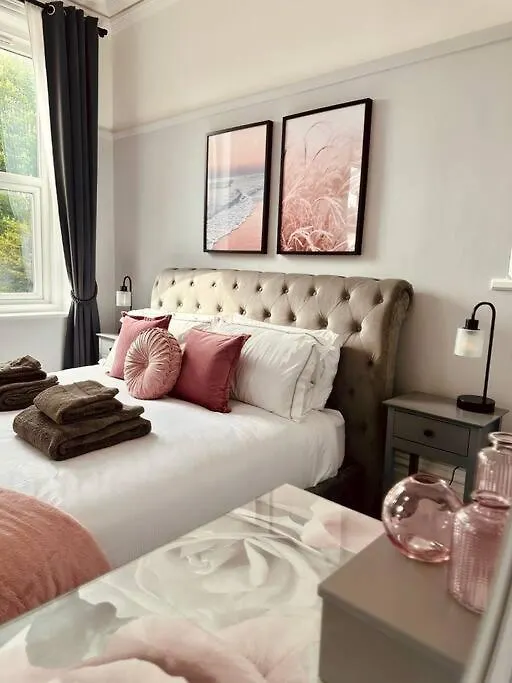 Lägenhet The Retreat - Large Luxury Apartment, Two Mins From Beach Bournemouth