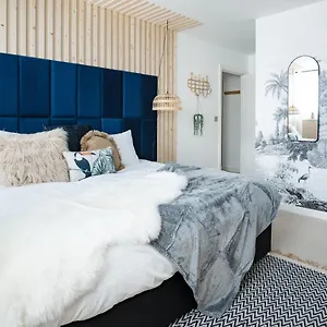 Getaway With Gaming Room, Desk & Parking Gloucester