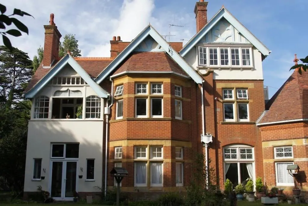 The Retreat - Large Luxury Apartment, Two Mins From Beach Bournemouth 0*,  United Kingdom