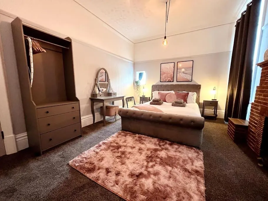 The Retreat - Large Luxury Apartment, Two Mins From Beach Bournemouth 0*,